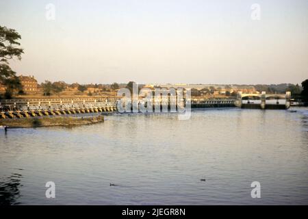 Schleusentore und Wehranlage, Themse, Teddington Lock, Middlesex, England, Großbritannien Juli 1959 Stockfoto