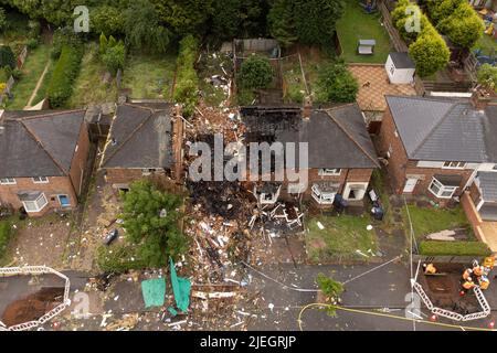 Die Szene in der Dulwich Road, Kingstanding, in Birmingham, wo eine Frau tot aufgefunden wurde, nachdem ein Haus bei einer Gasexplosion zerstört wurde. Ein Mann, der aus dem Wrack gerettet wurde, bleibt in einem lebensbedrohlichen Zustand im Krankenhaus. Bilddatum: Montag, 27. Juni 2022. Stockfoto