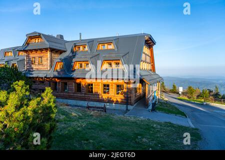 Berghütte aus Holz auf dem Gipfel des Lysa Mountain Stockfoto