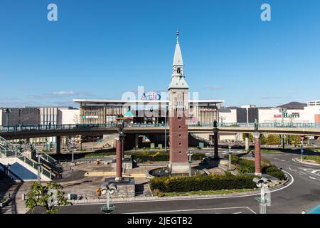 Kurashiki, Okayama JAPAN - Dez 2 2021 : Ario Kurashiki, Einkaufszentrum, das an sonnigen Tagen direkt mit dem nördlichen Ausgang der JR Kurashiki Station verbunden ist. Stockfoto