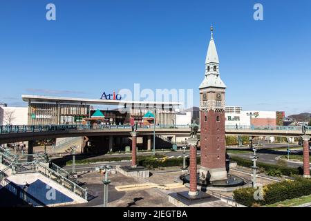 Kurashiki, Okayama JAPAN - Dez 2 2021 : Ario Kurashiki, Einkaufszentrum, das an sonnigen Tagen direkt mit dem nördlichen Ausgang der JR Kurashiki Station verbunden ist. Stockfoto