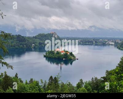 See Bled mit Kirche von Mala Osojnica aus gesehen Stockfoto