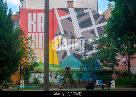 Ein Spielplatz vor einem großen Graffiti District VII, Budapest Stockfoto