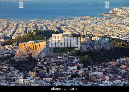 Die Stadt und die Akropolis von Athen Lycabettus Hügel bei Sonnenaufgang, Griechenland Stockfoto