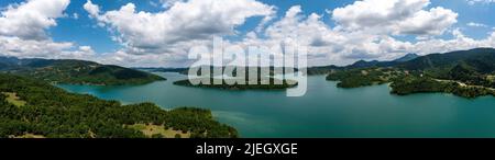 Plastiras-See, Griechenland Panorama-Luftaufnahme, blauer Himmel mit Wolken. Auch Tavropos Reservoir genannt ist ein künstlicher See von Megdovas Fluss in Kard gespeist Stockfoto