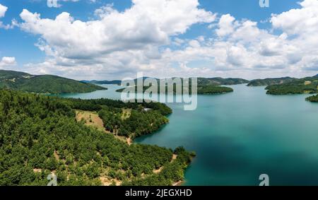 See Plastiras, Griechenland auch Tavropos Reservoir genannt, ist ein künstlicher See, der durch den Fluss Megdovas in Karditsa, Thessalien gespeist wird Stockfoto