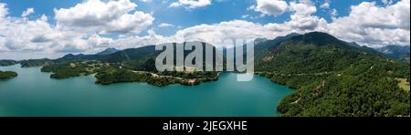 See Plastiras, Griechenland Panorama-Luftaufnahme, blauer Himmel mit Wolken. Auch Tavropos Reservoir genannt ist ein künstlicher See von Megdovas Fluss in Kard gespeist Stockfoto