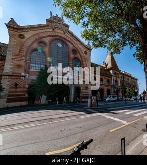 Fassade von Nagy Vásárcsarnok die große Markthalle entlang Vamhaz Korut und Fövam Ter in Budapest, Ungarn. Der größte Hallenmarkt in Budapest. Stockfoto