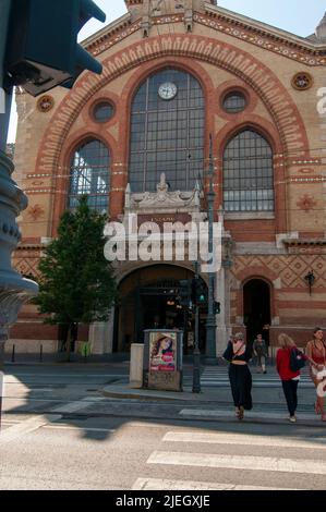 Fassade von Nagy Vásárcsarnok die große Markthalle entlang Vamhaz Korut und Fövam Ter in Budapest, Ungarn. Der größte Hallenmarkt in Budapest. Stockfoto