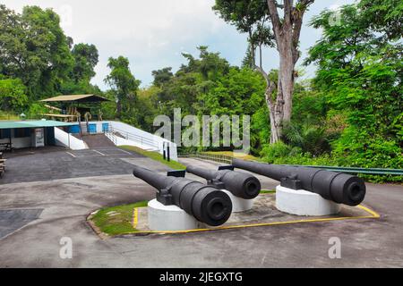 Sentosa Island, Singapur : 20. Oktober 2019 - Cannon in Fort Siloso platziert Stockfoto