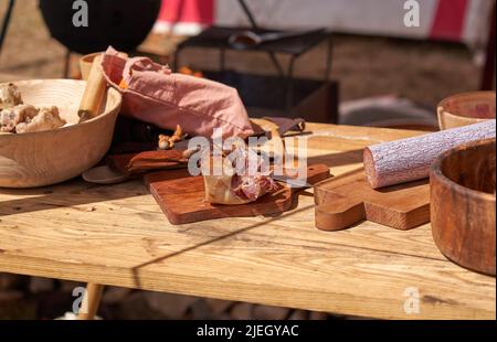 Fleisch auf einem Holzbrett geschnitten Stockfoto