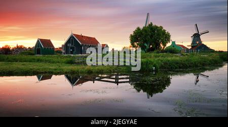 Panorama der niederländischen Landschaft bei Nacht Stockfoto