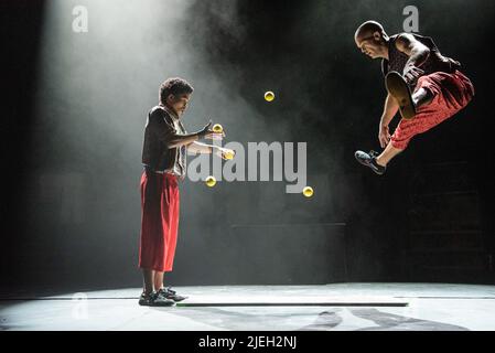 Jacobus Claassen und Jason Barnard vom Zip Zap Circus treten in der Show Moya beim National Arts Festival Makhanda, Südafrika, am 25. Juni 2022 auf. Stockfoto