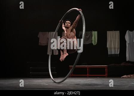 Jacobus Claassen vom Zip Zap Circus tritt in der Show Moya beim National Arts Festival Makhanda, Südafrika, 25. Juni 2022 auf. Stockfoto