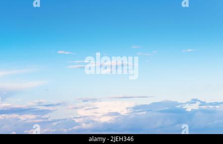 Blauer Himmel mit Wolken am Horizont, Himmel Ersatz Hintergrund Stockfoto