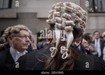 London, Großbritannien. 27.. Juni 2022. Kriminelle Barristers beginnen vor Old Bailey streikweise wegen der Gebühren für Rechtshilfe. Barristers warnen den Beruf vor einer existenziellen Krise aufgrund unzureichender Finanzierung. Kredit: Guy Corbishley/Alamy Live Nachrichten Stockfoto