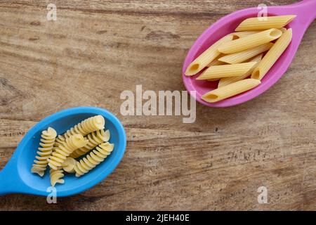 Verschiedene Arten von Pasta auf Küchenpfannen platziert Stockfoto