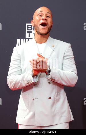 26. Juni 2022, Los Angeles, CA, USA: LOS ANGELES - 26. JUNI: Devon Franklin bei den BET Awards 2022 kommt am 26. Juni 2022 im Microsoft Theater in Los Angeles, CA (Bildnachweis: © Kay Blake/ZUMA Press Wire) Stockfoto