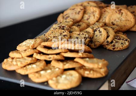 Plätzchen und Kekse auf einem Teller in einem Konferenzzentrum in London, Großbritannien. Stockfoto