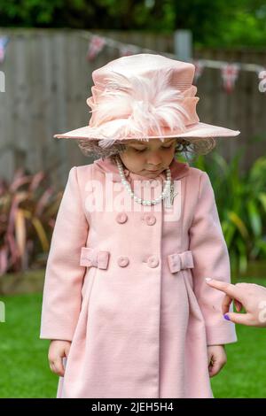 Isla Bates Dressing als Mini-Queen , Vereinigtes Königreich. Stockfoto