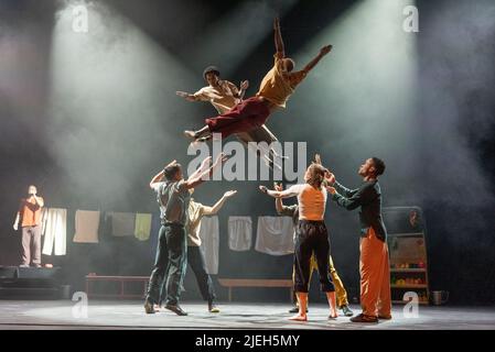 Akrobaten vom Zip Zap Circus treten in der Show Moya beim National Arts Festival Makhanda, Südafrika, am 25. Juni 2022 auf. Stockfoto