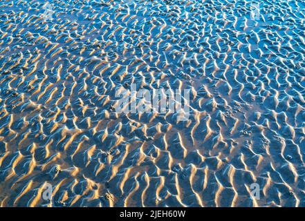 Wassersandmuster im Abendlicht am Southerness Beach, Dumfries und Galloway, Schottland Stockfoto