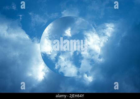 Illusionäre Abdtract-Wolkenlandschaft. Schöne Wolken am Abendhimmel. Stockfoto
