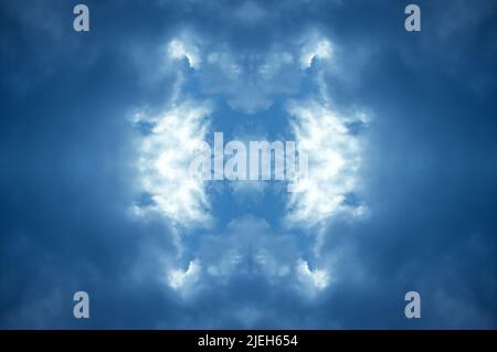 Illusionäre Abdtract-Wolkenlandschaft. Schöne Wolken am Abendhimmel. Stockfoto