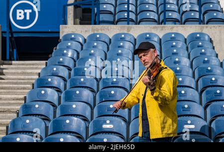 Edinburgh, Großbritannien, Schottland, 27. Juni 2022. Tickets für das Edinburgh International Festival für die Eröffnungsveranstaltung Macro sind heute erhältlich. Fiddler Aidan O’Rourke, der bei der Veranstaltung auftreten wird, spielt die Geige in den Sitzständen Stockfoto