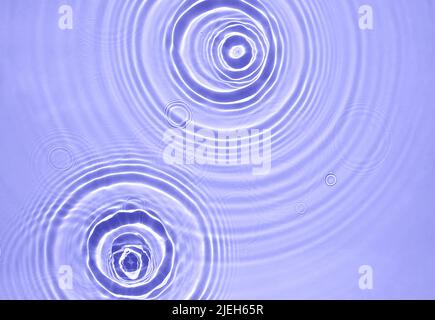 Wasserhintergrund. Blaue Wasserstruktur, blaue Minze Wasseroberfläche mit Ringen und Wellen. Spa-Konzept im Hintergrund. Flach liegend, Draufsicht, Kopierbereich. Stockfoto