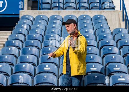 Edinburgh, Großbritannien, Schottland, 27. Juni 2022. Tickets für das Edinburgh International Festival für die Eröffnungsveranstaltung Macro sind heute erhältlich. Fiddler Aidan O’Rourke, der bei der Veranstaltung auftreten wird, spielt die Geige in den Sitzständen Stockfoto