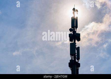 Telekommunikationsturm von 4G und 5G Mobilfunk. Stockfoto