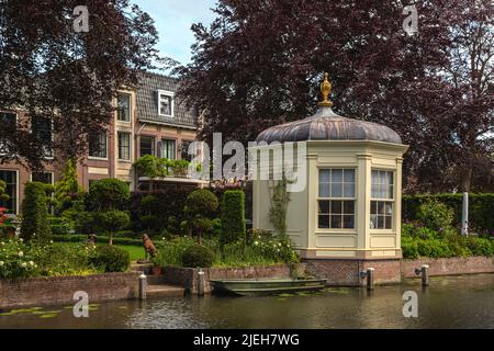 Elegante Teekuppel entlang des Lingerzijde-Kanals in der historischen Stadt Edam, berühmt für ihren Käse- und Käsemarkt in Edam, Nordholland, Niederlande. Stockfoto
