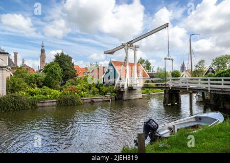 Kwakelbrug, eine historische Bascule aus dem 18.. Jahrhundert oder eine Wippbrücke über den Lingerzijde-Kanal, im alten Zentrum von Edam, Nordholland, Niederlande. Stockfoto