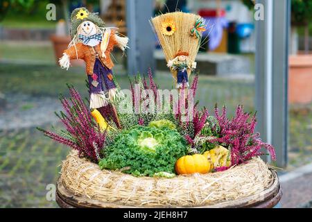 Herbstliche Dekoration mit den Früchten und Gemüse der Region. Traditionelles Erntefest. Detailreiche Handwerkskunst Stockfoto