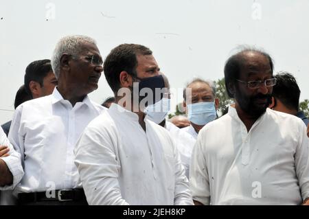 Neu Delhi, Neu Delhi, Indien. 27.. Juni 2022. Kongressführer Rahul Gandhi mit allen Oppositionsparteiführern während der Wartezeit auf den indischen Postkandidat yashwant Sinha in der Pressekonferenz, nachdem er am montag in Vijay Chowk in Neu-Delhi die Ernennung zum Präsidenten gegenüber dem Parlamentsgebäude besetzt hatte (Bild: © Ravi Batra/ZUMA Press Wire) Quelle: ZUMA Press, Inc./Alamy Live News Credit: ZUMA Press, Inc./Alamy Live News Stockfoto