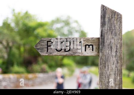 Pub Walk - Schild Pub 1m - Milldale, Peak District, England, Großbritannien Stockfoto