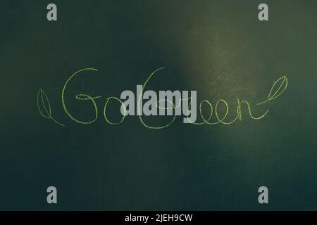 Konzeptionelles Foto eines Umweltschutzes. Grüner Hintergrund mit geschriebenen Wörtern. Grün Werden. Rette den Planeten Erde. Stockfoto
