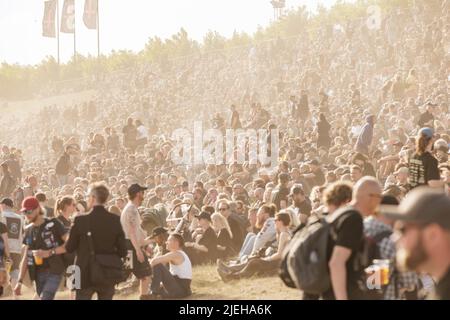 Kopenhagen, Dänemark. 18., Juni 2022. Die Stimmung ist bei den vielen Heavy Metal Fans und Festivalbesuchern beim beliebten dänischen Heavy Metal Festival Copenhell 2022 in Kopenhagen großartig. (Foto: Gonzales Photo - Peter Troest). Stockfoto