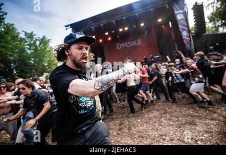 Kopenhagen, Dänemark. 17., Juni 2022. Die Stimmung ist bei den vielen Heavy Metal Fans und Festivalbesuchern beim beliebten dänischen Heavy Metal Festival Copenhell 2022 in Kopenhagen großartig. (Foto: Gonzales Photo - Peter Troest). Stockfoto