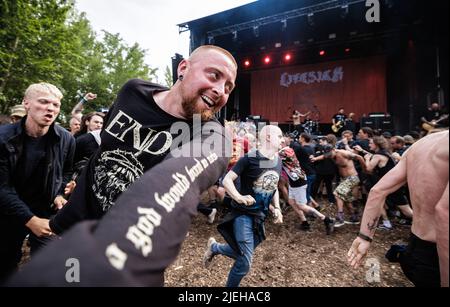 Kopenhagen, Dänemark. 17., Juni 2022. Die Stimmung ist bei den vielen Heavy Metal Fans und Festivalbesuchern beim beliebten dänischen Heavy Metal Festival Copenhell 2022 in Kopenhagen großartig. (Foto: Gonzales Photo - Peter Troest). Stockfoto