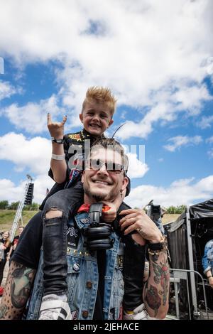 Kopenhagen, Dänemark. 18., Juni 2022. Die Stimmung ist bei den vielen Heavy Metal Fans und Festivalbesuchern beim beliebten dänischen Heavy Metal Festival Copenhell 2022 in Kopenhagen großartig. (Foto: Gonzales Photo - Peter Troest). Stockfoto