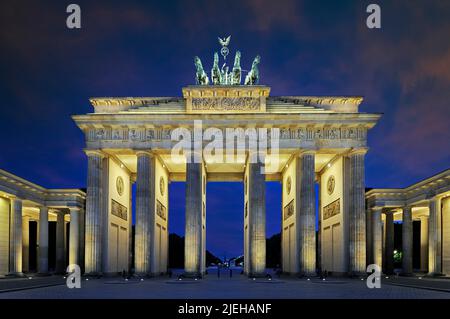 Brandenburger Tor in Berlin am frühen Morgen, vor Sonnenaufgang, Berlin, Deutschland, beleuchtet, Nachnahme, Stockfoto