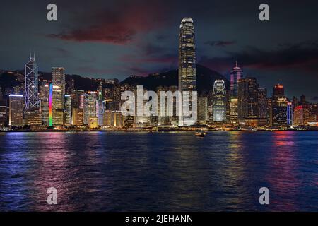 Blick zur blauen Stunde von Kowloon auf die Skyline von Hongkong in Hongkong Island bin River, Central, mit Bank von China ganz links und dem IFC-Tower Rec Stockfoto