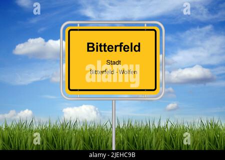 Bitterfeld, Stadt Wolfen, Lustige Ortsschilder, Lustige Orte, Ort, Stadt, Dorf, Gemeinde, Kreis, ein blauer Himmel im Frühling, Wolken, Cumuluswolken, Stockfoto