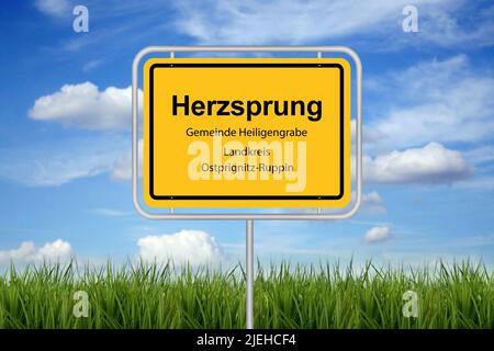 Herzsprung, Gemeinde Heiligengraben, Landkreis Ostprignitz-Ruppin, Lustige Ortsschilder, Lustige Orte, Ort, Stadt, Dorf, Gemeinde, Kreis, A blauer H Stockfoto