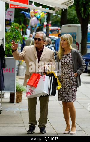 Senior mit junger Frau beim Shoppen, blond, blond, Blondine, 45, 50, 65, Jahre Stockfoto