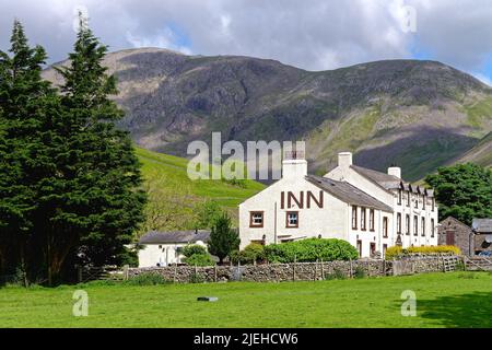 Wasdale Head Inn mit Pillar Mountain und Mosedale im Hintergrund an einem sonnigen Sommertag, Lake District Cumbria England Stockfoto