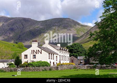 Wasdale Head Inn mit Pillar Mountain und Mosedale im Hintergrund an einem sonnigen Sommertag, Lake District Cumbria England Stockfoto