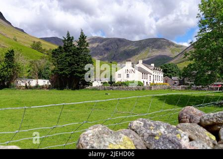 Wasdale Head Inn mit Pillar Mountain und Mosedale im Hintergrund an einem sonnigen Sommertag, Lake District Cumbria England Stockfoto